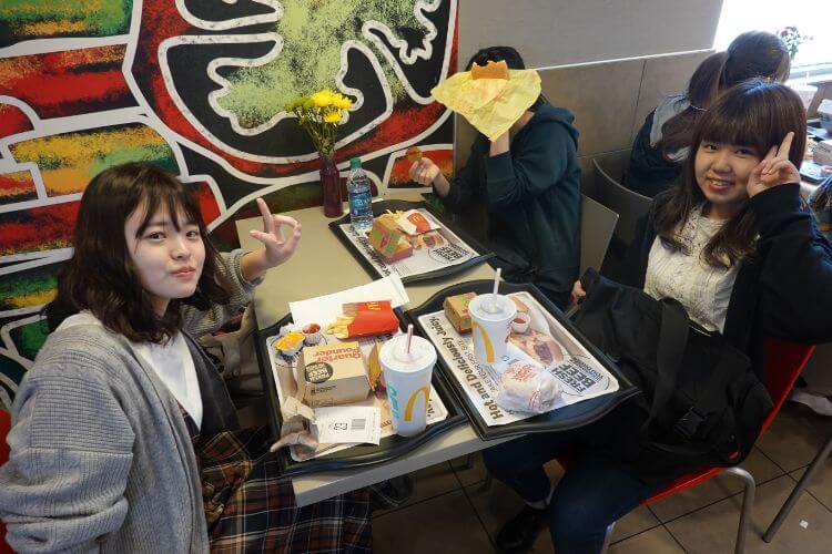 ご飯を食べる学生