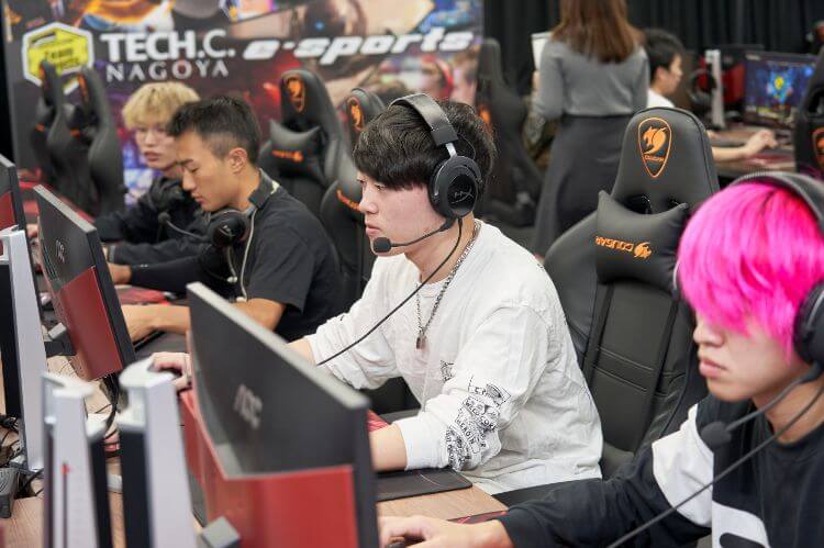 eスポーツに励む学生たち