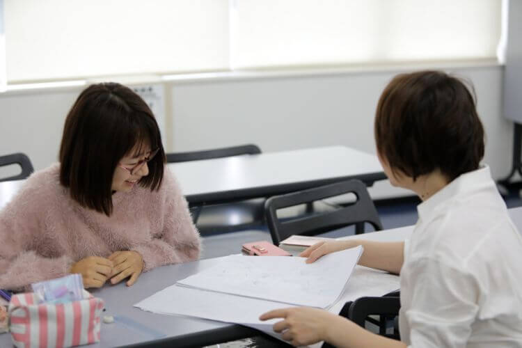 仲間たちと作品制作に励む学生